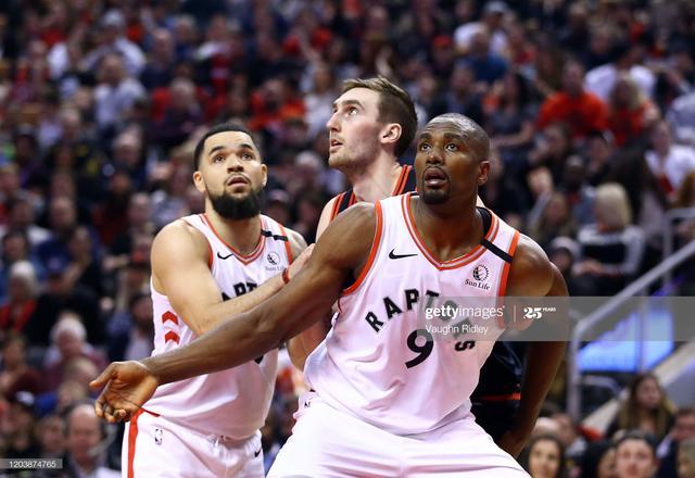 男子钓鱼时 男子钓鱼时